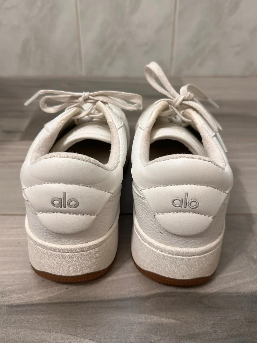 Alo Yoga Recovery Sneakers Size 8